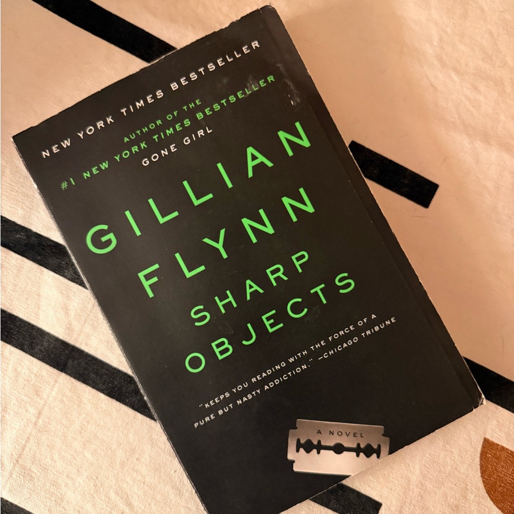 Gillian Flynn Sharp Objects Book